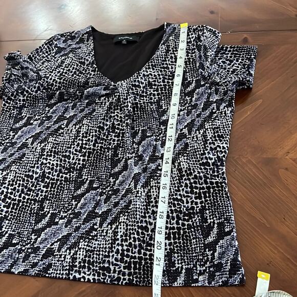 Jones Wear Purple & Black Snakeskin Print Knit Top Blouse Woman Size Medium - Picture 9 of 9